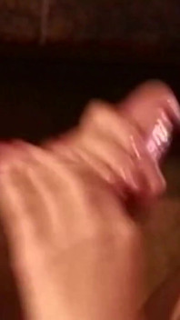 Gli ha riempito la faccia e lui mangia quella figa ora lei gli offre un pompino