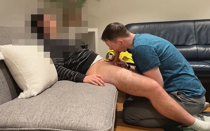 AntoGoesHunting: 直白的年轻毛茸茸的twingk在沙发上被口交并被吮吸后高潮