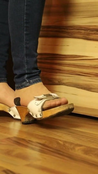 Bungelende verleiding - espadrilles & houten sandalen voetenspel