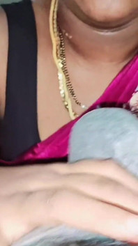 Pasangan Tamil wanita desi memakai buah dada seksi saree dan blowjob pennis besar mengurut