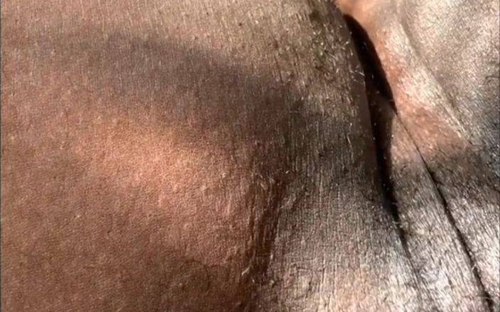 Super sexy ebony cuties: Потираю пальцем мою пизду, стискаючи мою дупу, стискаючи мої величезні цицьки