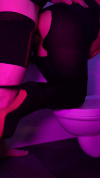Sexy donna d'affari con il capo in bagno dell'ufficio per strappare il sesso con le calze di nylon