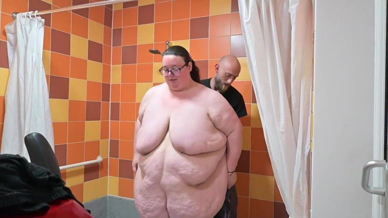 SSBBW Hunter: Ssbbw entra em roupa de banho apertada