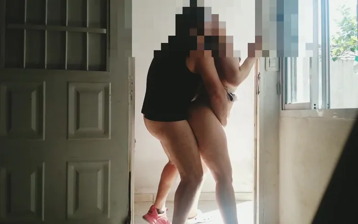 Activecouplearg: Sex at the Front Door