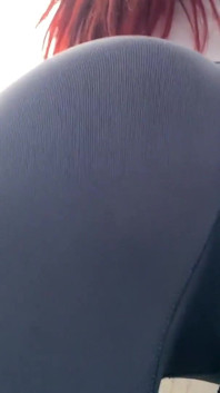 Відео від першої особи, поклоніння подвійній дупі та плювання на відкритому повітрі з господинею Кірою та Софі в легінсах
