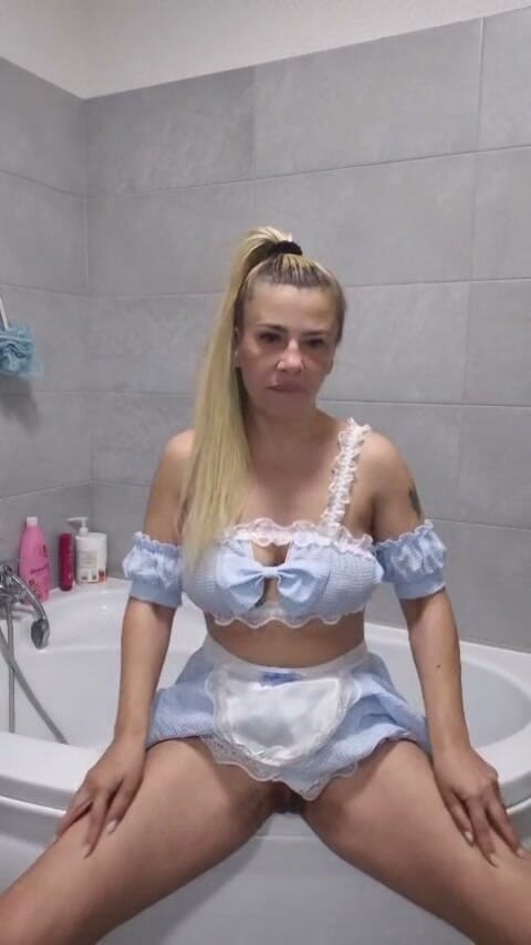 Nadya Albu: Orta yaşlı seksi kadın hizmetçi banyoda dildo mastürbasyonu