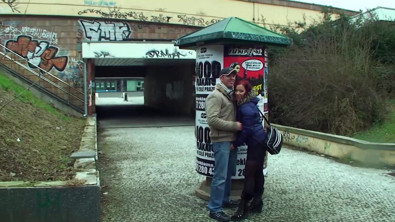 THAGSON: Šukání venku na ulici
