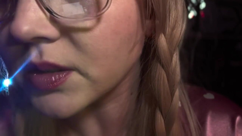 Shawna Panofka: Meia-tia tem que raspar suas bolas e acaba acariciando ele
