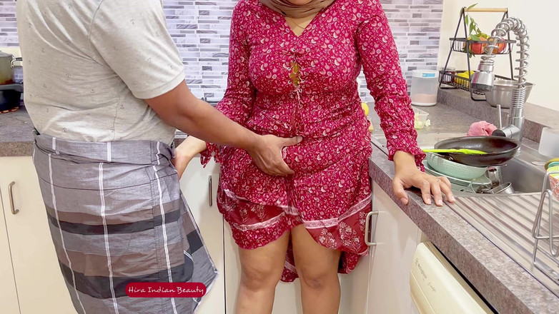 Hot 365 Entertainments: 히잡을 쓴 미녀와 그녀의 런지 맨 - 부엌에서 부드럽고 열정적인 사랑의 순간