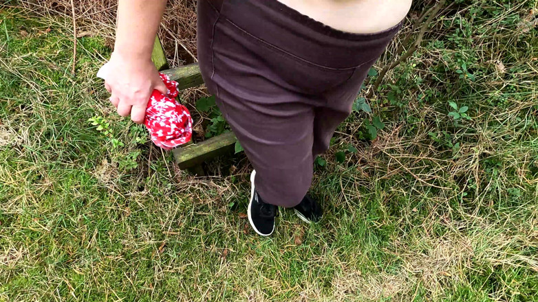 Bouncy Tits Action: Si china sulla scala - nuda - si fa schiaffeggiare le tette...