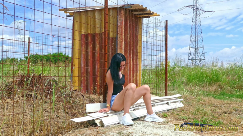 Pee Adventures: Cewek seksi rambut cokelat ini berusaha mengosongkan kandung kemihnya di...