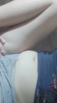 Garde ta culotte pour que ma chatte soit toujours étroite, je veux jouir de ton sperme en elle.
