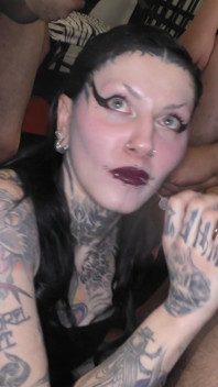 Gatas tatuadas estão prontas para chupar e garganta profunda alguns paus longos