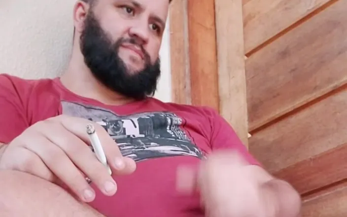 Breno Garcia: Masturbando e fumando de manhã.