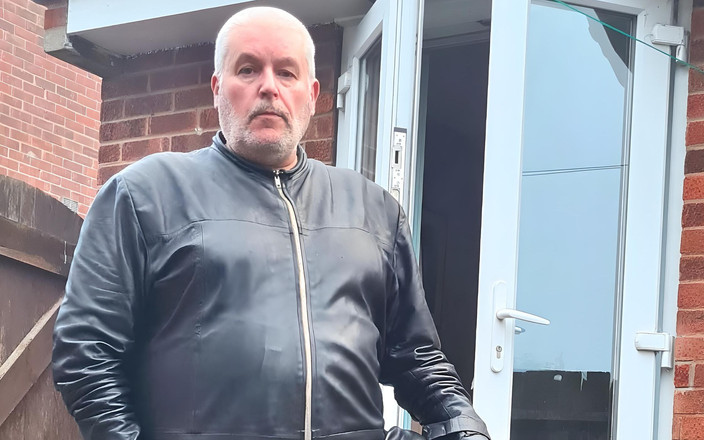 Leatherman63: Více z kožených kombinéz