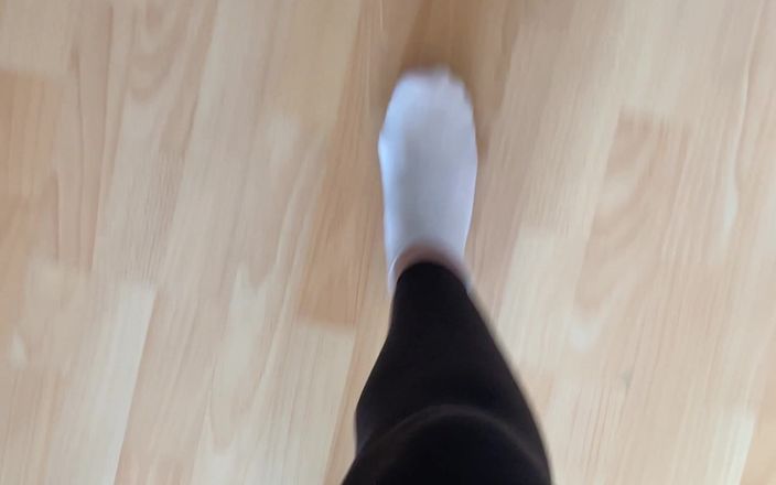 Feet: Procházka v bílých ponožkách