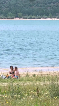 Cubaanse babe Amanda Luxor met grote kont pikt een man op en neukt hem voor ons aan het meer
