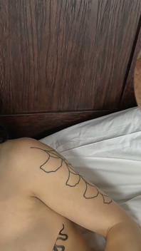 Red Lace & Tan Ciorapi Masturbare solo cu orgasm cu vibrator Kiki Helix și cleme pentru sfârcuri în 4K