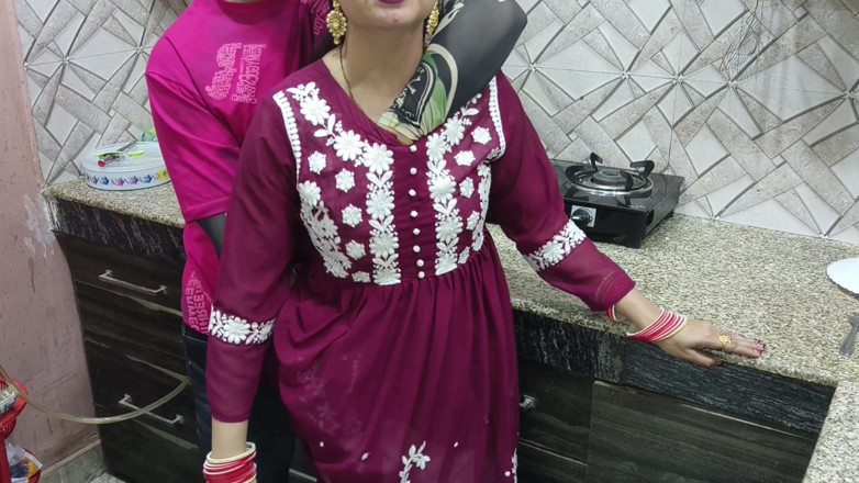 Hornycouple149: Bhabhi desi India dikongkek keras oleh abang iparnya di dapur...