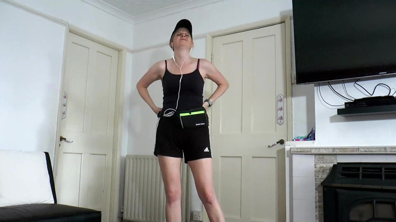 Britishmilf: 義理の息子が継母の汗だくのお尻を犯す