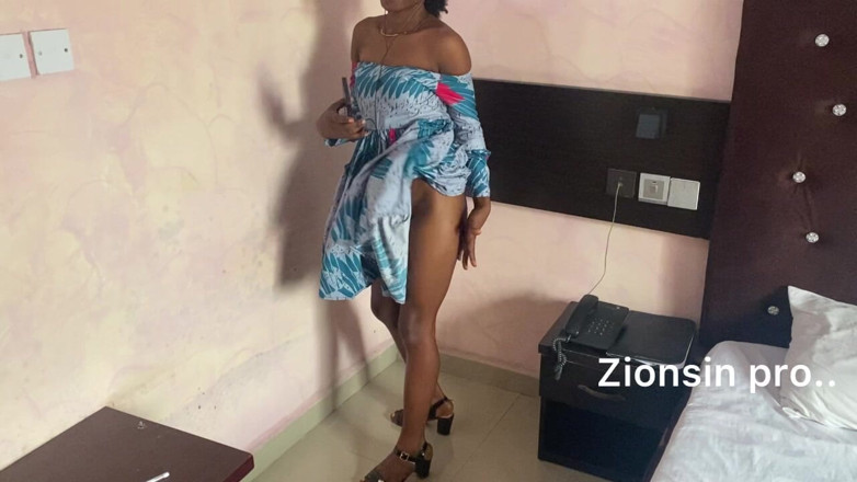 Zion: Une Black Noire Fait Un Strip-tease