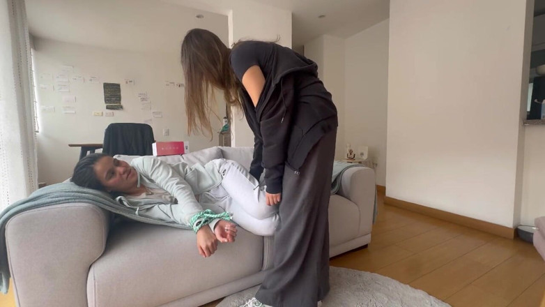 scarlettandc: Моя сусідка зв'язує мене і карає своєю іграшкою