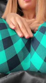 Sono Tornato Eccitato Da Una Festa Di Pigiama E Mi Schizzo Nei Pantaloni Con Un Grosso Flusso Dalla Mia Figa