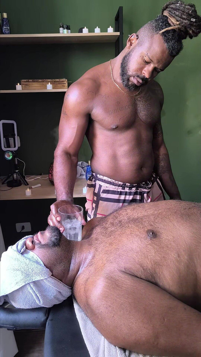 TheBlacKHunterr: Massage nach der Arbeit