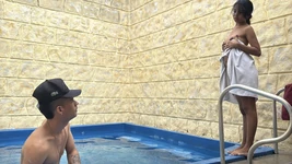 내 배다른 여동생이 수영장의 구멍에 내 자지를 집어 넣는 것을 붙잡고 우리는 결국 따먹어.