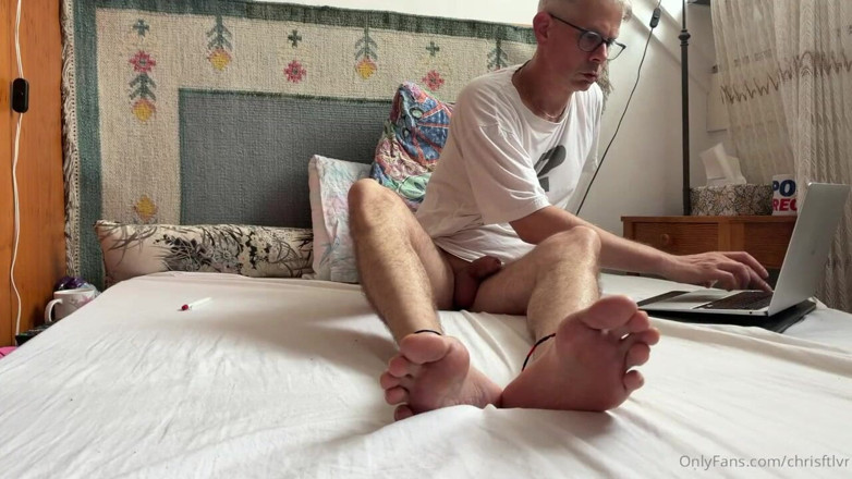 Chris Ftlvr: 2 hodiny živého masturbace a sperma na nohou