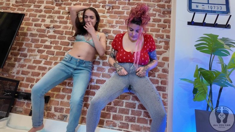 All You Can Fetish: Rebeca Addams y Ana Spears meando en jeans se muestran