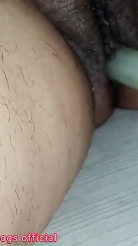 Netu cavalca un dildo bianco desi e si infila nella figa
