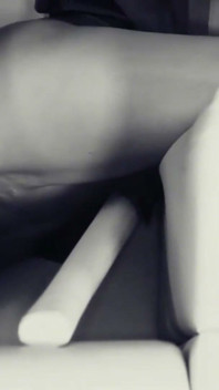 Síla straponu může přemoci jakoukoli submisivní lesbičku do poslušného klekání