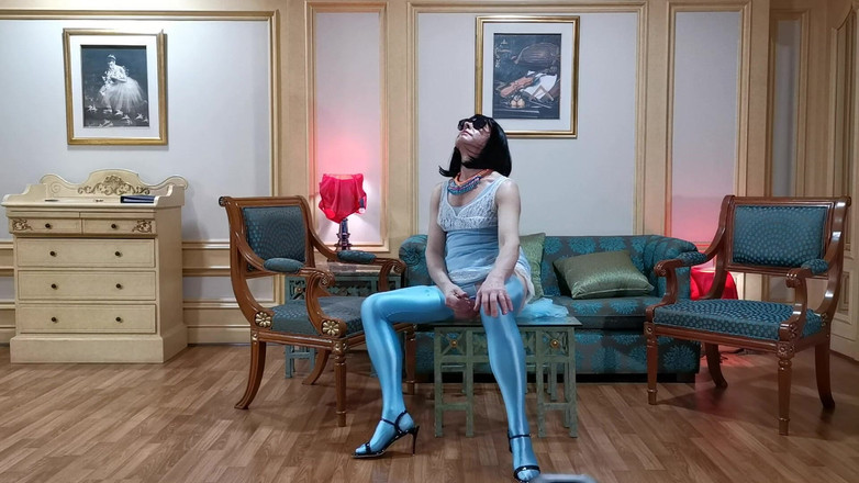 Sissy Cummy Lingerie: Erotism și naturalism într-un hotel din Bangkok sau în seara de după o întâlnire,...