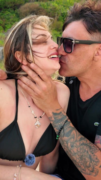 Je Demande Une Noix De Coco À Un Couple Dans Les Caraïbes Et Je Baise La Femme Pendant Que Le Mari Va La Chercher.