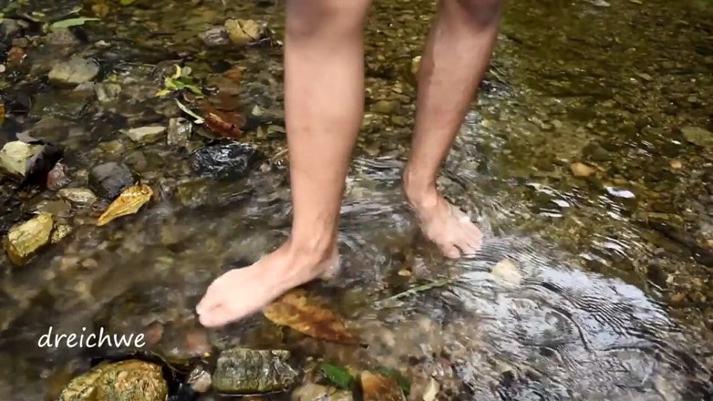 Dreichwe: Mandi kaki di sungai