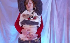Ele cutuca meu umbigo até o ventre! Fetiche por umbigo