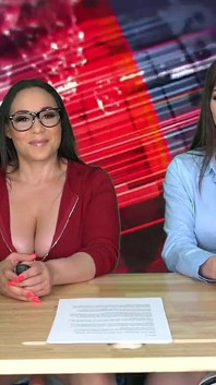 Tante seksi toket besar carmela clutch dan lexi luna orgasme sambil baca berita
