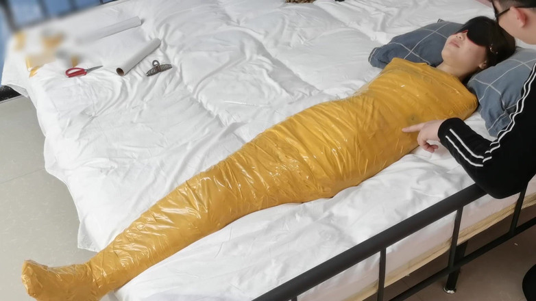 Asian bondage: 귀여운 맨발 여자친구가 테이프로 온몸을 묶으며 귀여운 맨발로 장난을 친다