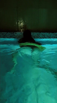 Di Kolam Renang