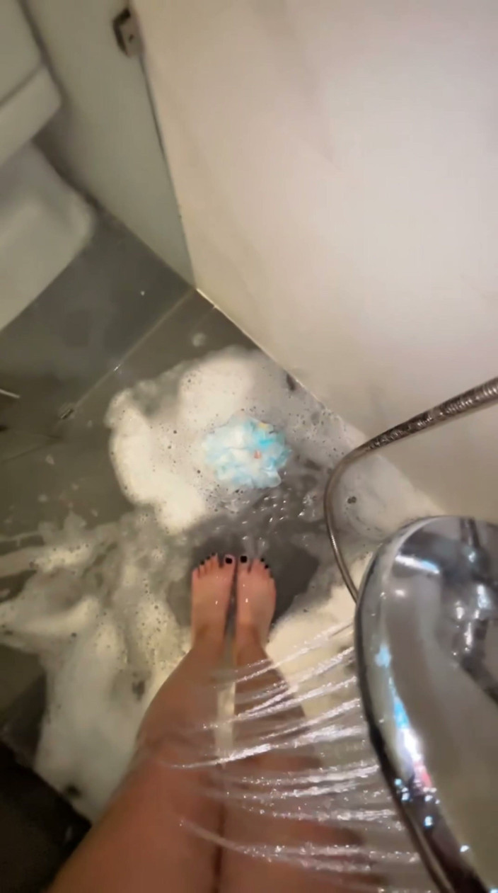 Tatto womane: Shower Feet
