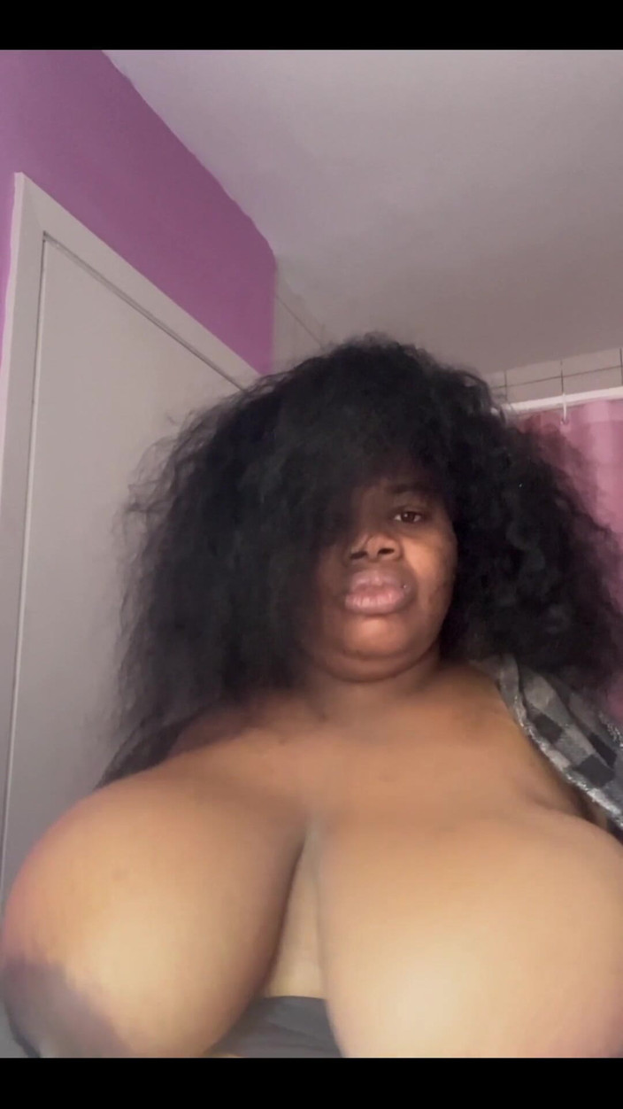 Yanise Lamore: シャワーを浴びてシャワーを浴びる