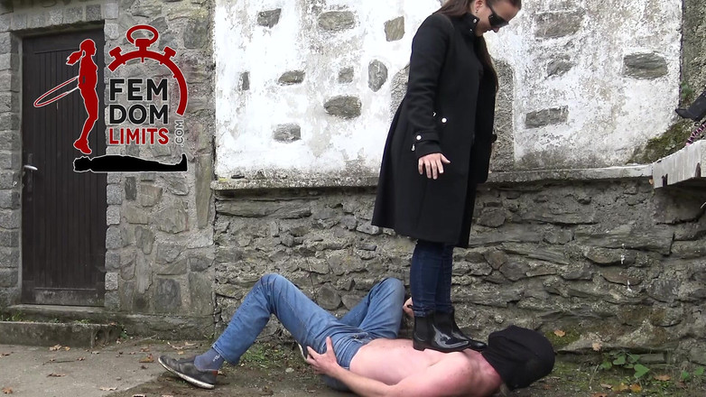 femdomlimits: De slaaf werd hard vertrapt met rubberen laarzen