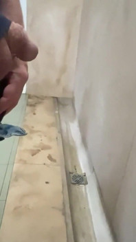 Gucken, Pinkeln, Blankziehen, Necken Am Öffentlichen Urinal