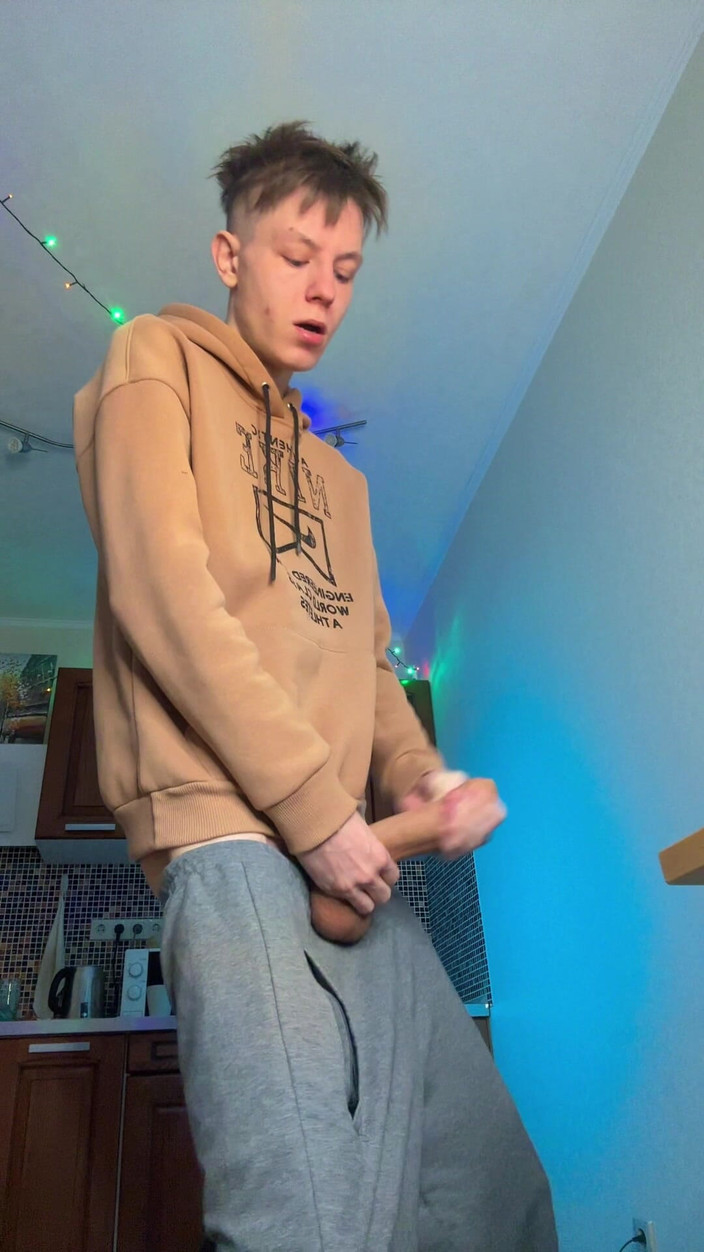 Morflot24: Ogromny wytrysk z chudego chłopca z zaskakująco dużym kutasem