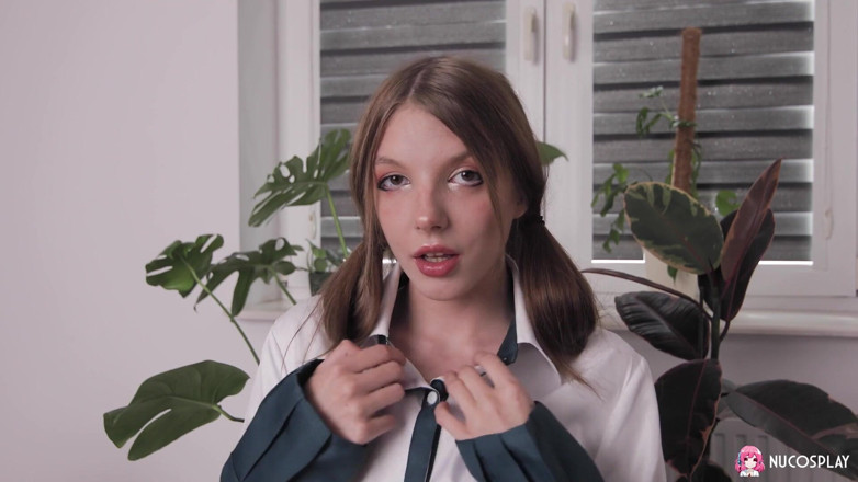 Nu Cosplay: Lymia Marks rucha swoją kremową cipkę w mundurze