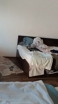 Amatérská manželka dělá domácí práce nahá.