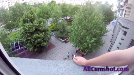 All Cumshot: Lui fuma e si rilassa sul balcone mentre lei in...