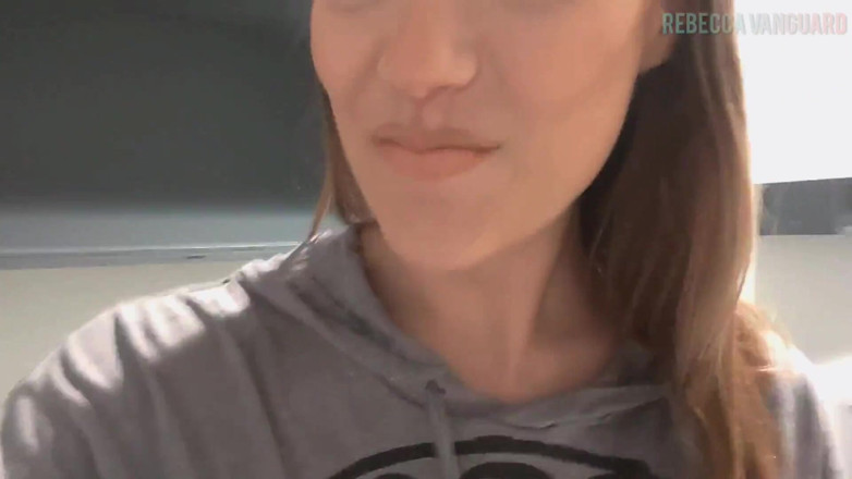 Rebecca Vanguard: Mă simțeam după ce mi-am făcut machiajul pe platou, așa...