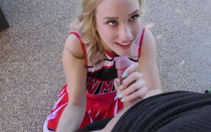 Chica Suicida DVD: Kasey Miller는 치어리더 연습을 사용하여 자지를 얻습니다.